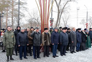 Парламентарии возложили цветы к Вечному огню